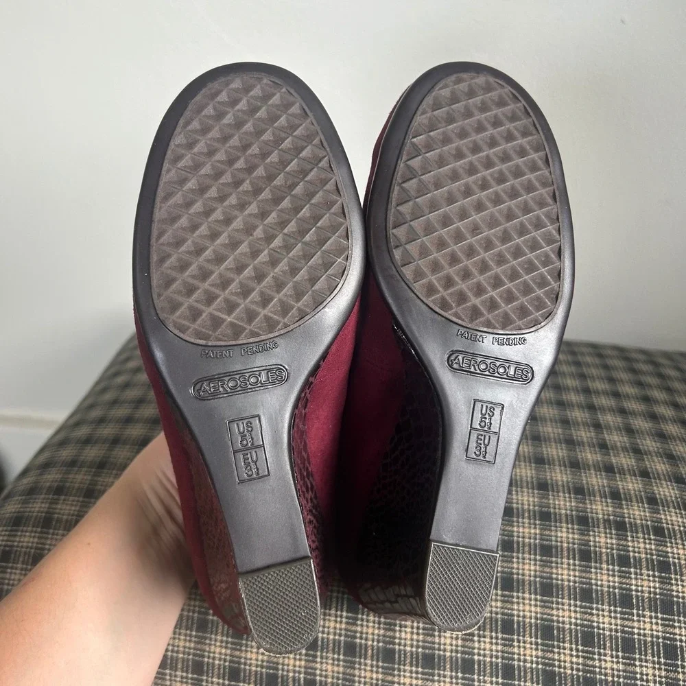 Aerosoles Heelrest Snakeskin Detail Suede Wedge Pumps Size 5.5 Burgundy‎